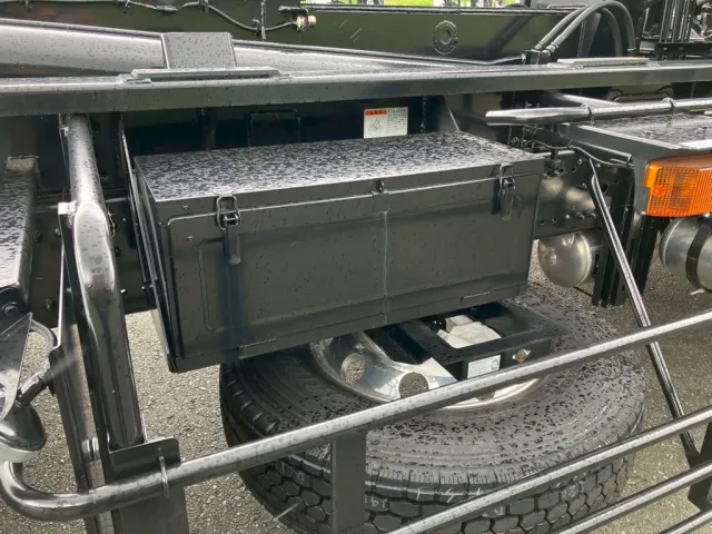 運転席側に工具箱が付いています。|日野 プロフィア 2DG-FS1AJEの写真11