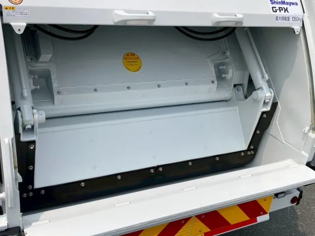 積み込み方式はプレス式です。|三菱 ファイター 2KG-FK72F(2WD)の写真15