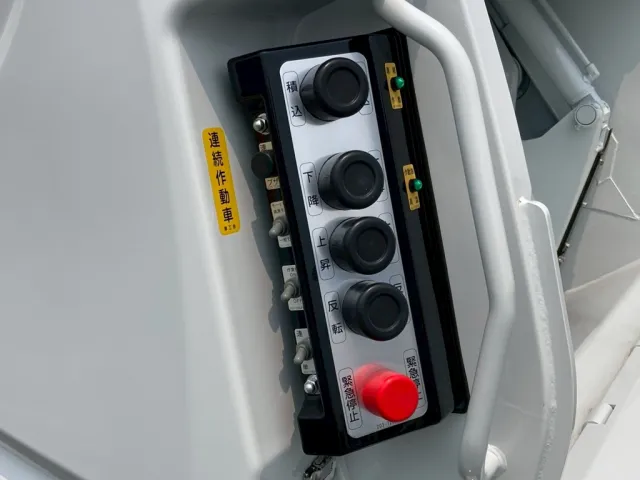 連続 ⇔ 単独切り替えスイッチ付きです。|三菱 ファイター 2KG-FK72F(2WD)の写真16