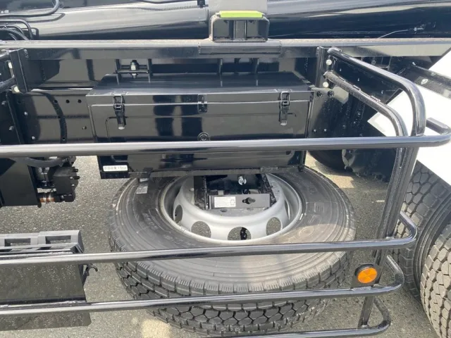 左ホイルベースに工具箱、スペアタイヤが付いてます|三菱 スーパーグレート 2PG-FV80VYの写真17