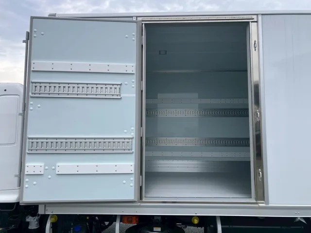 サイドドアを開けた状態です。(扉周りはステンレス製です。)|日野 レンジャー 2KG-FD2ABG(2WD)の写真16