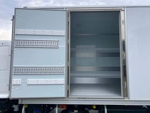 サイドドアを開けた状態です。(扉周りはステンレス製です。)|日野 レンジャー 2KG-FD2ABG(2WD)の写真16