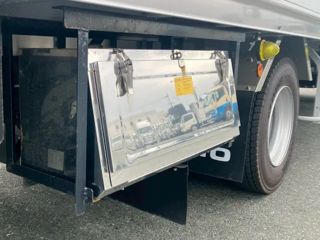 ボディー運転席側後方にステンレス製の工具箱が付いています。|日野 レンジャー 2KG-FD2ABG(2WD)の写真22