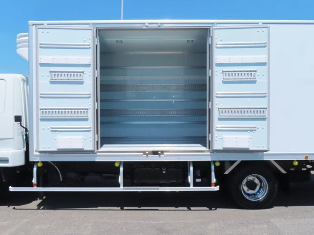 観音開き式です。（扉周りはステンレス製です）|三菱 ファイター 2KG-FK65F(2WD)の写真12