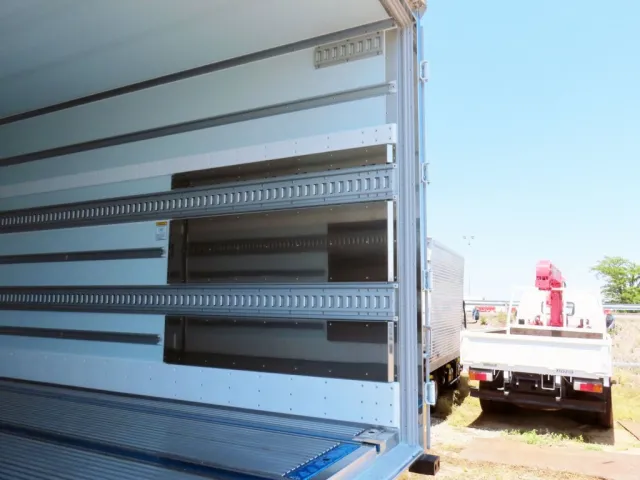 後方内部内側のみステンレスが張ってあります。|三菱 ファイター 2KG-FK65F(2WD)の写真13