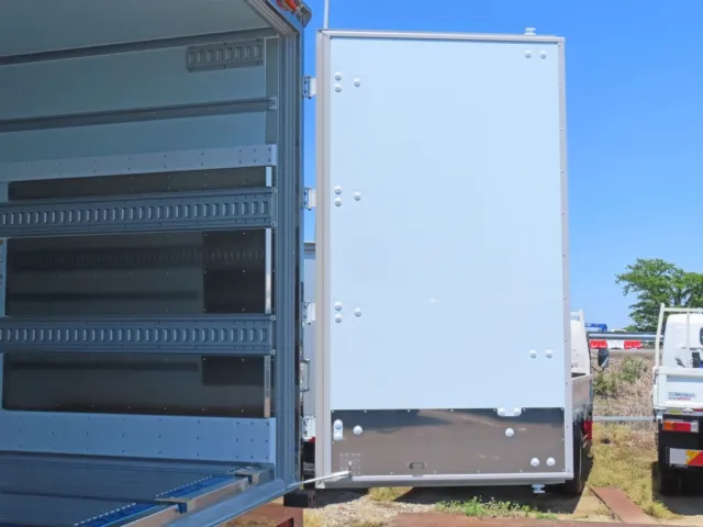 リア扉は90度ストッパー付きです。|三菱 ファイター 2KG-FK65F(2WD)の写真14