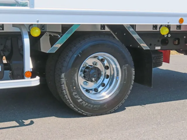 アルミホイールです。(リアフェンダーはステンレス製です)|三菱 ファイター 2KG-FK65F(2WD)の写真16