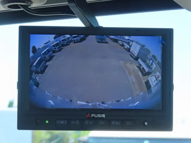 液晶バックモニター付きです。|三菱 ファイター 2KG-FK65F(2WD)の写真19