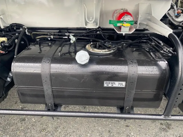 燃料タンクは70Lです|三菱 キャンター 2RG-FEAV0(2WD)の写真14