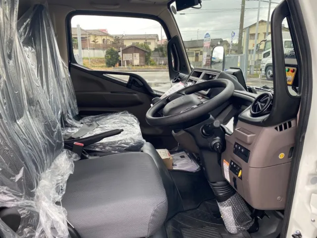 室内|三菱 キャンター 2RG-FEAV0(2WD)の写真17