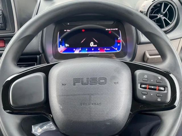 新型ハンドル、液晶メータ|三菱 キャンター 2RG-FEAV0(2WD)の写真18