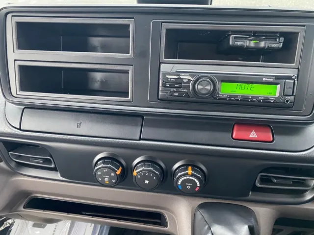 インパネ廻り|三菱 キャンター 2RG-FEAV0(2WD)の写真21