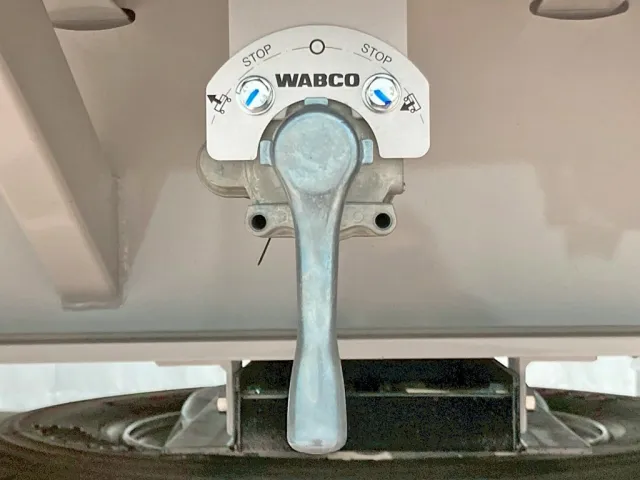 エアサスの昇降レバーです。|トレクス  PFN24103の写真17