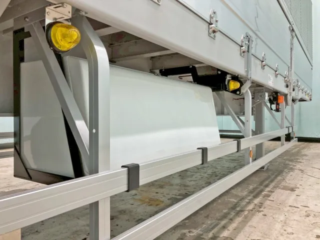 運転席側に工具箱が付いています。|トレクス  PFN24103の写真21