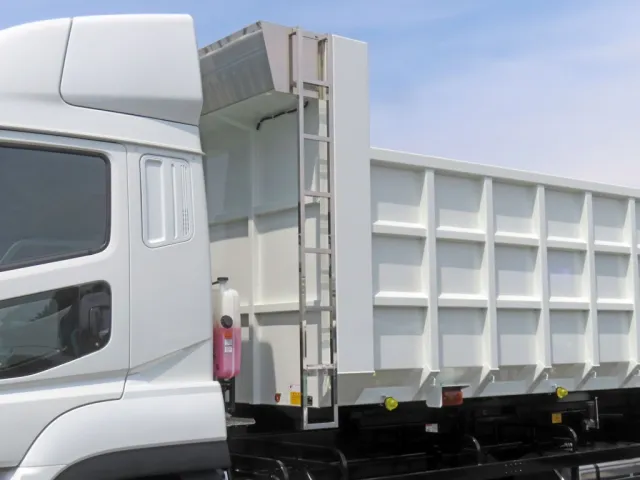 ハシゴ・シートデッキ周りはステンレス製です。|三菱 スーパーグレート 2PG-FV80VZの写真7