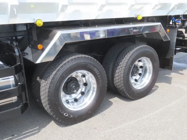 アルミホイールです。（リアフェンダーはステンレス製です）|三菱 スーパーグレート 2PG-FV80VZの写真8