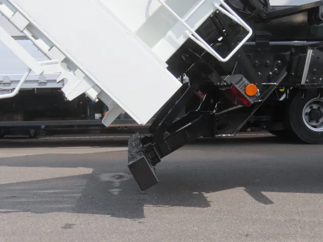 リアバンパーは可倒式です。|三菱 スーパーグレート 2PG-FV80VZの写真13