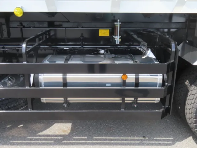 燃料タンクは300Lです。（アルミ製です）|三菱 スーパーグレート 2PG-FV80VZの写真15