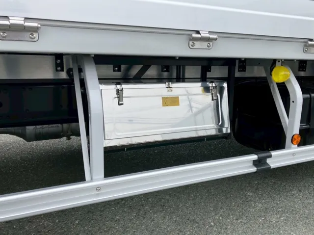 ボディー助手席側中央にステンレス製の工具箱が付いています。|三菱 ファイター 2KG-FK65F(2WD)の写真17