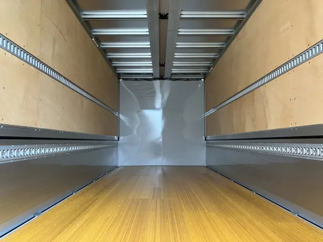 床は、板張りです。|三菱 ファイター 2KG-FK65F(2WD)の写真10