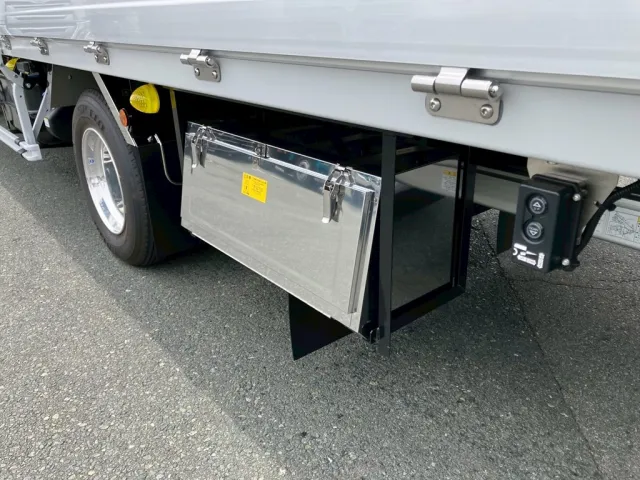 ボディー助手席側後方にステンレス製の工具箱が付いています。|三菱 ファイター 2KG-FK65F(2WD)の写真17