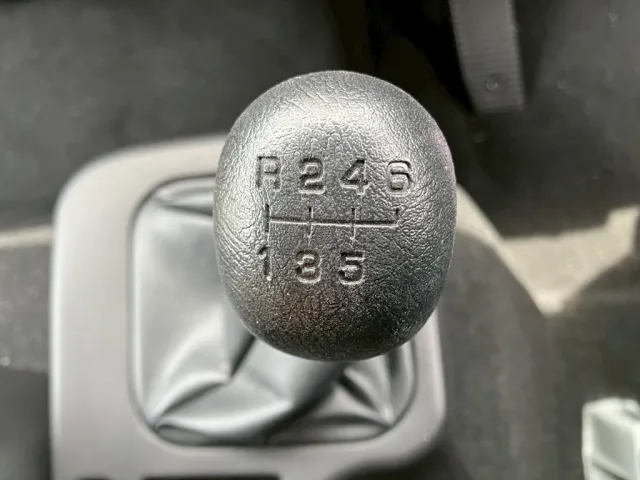 MT6速です。|三菱 ファイター 2KG-FK65F(2WD)の写真25