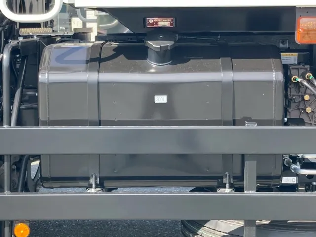 燃料タンクは300Lです。|三菱 スーパーグレート 2PG-FV80VYの写真15