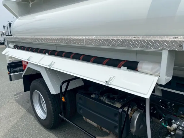 右側排出ホースが格納されてます|いすゞ フォワード 2RG-FRR90S1(2WD)の写真14