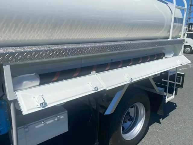 排出ホースが格納されてます(左)|三菱 キャンター 2PG-FEB90(2WD)の写真9