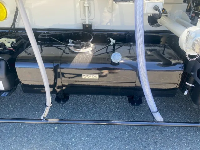 燃料タンクは100Lです|三菱 キャンター 2PG-FEB90(2WD)の写真12