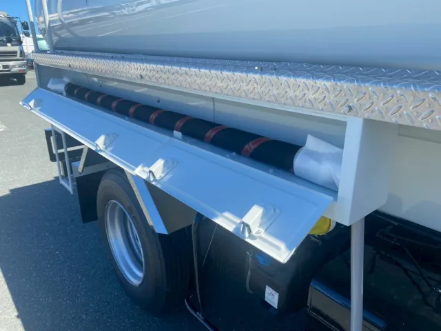 排出ホースが格納されてます(右)|三菱 キャンター 2PG-FEB90(2WD)の写真13