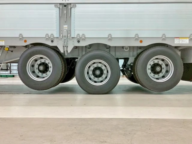 リフトアクスル機能付きです。(1・3軸目がリフトアップします)|トレクス  PFB34118改の写真13