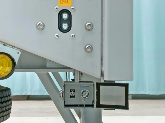 ウイングの開閉 及び メインスイッチです。|トレクス PFB34118改の写真17