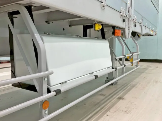 運転席側に工具箱が付いています。|トレクス PFB34118改の写真19