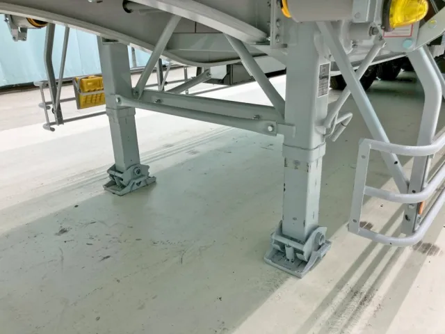 脚は手動式です。|トレクス  PFB34118改の写真22