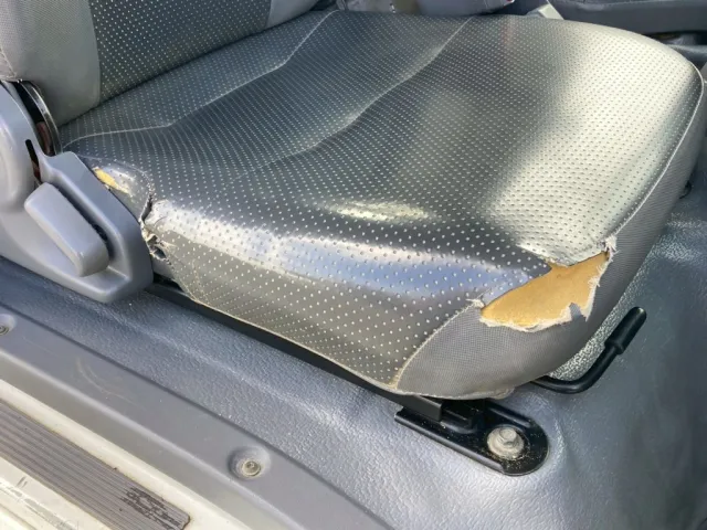 運転席シートに破れが有ります|いすゞ エルフ SKG-NKR85YN(2WD)の写真8