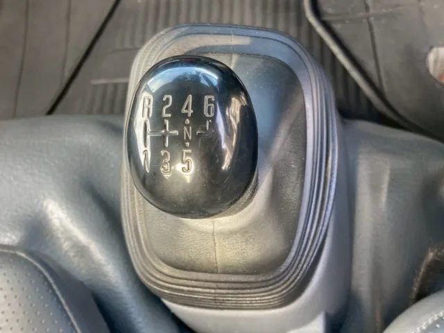 6速MTです|いすゞ エルフ SKG-NKR85YN(2WD)の写真9