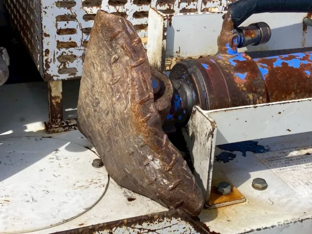 抜柱機の接地板に曲りが有ります|いすゞ エルフ SKG-NKR85YN(2WD)の写真21