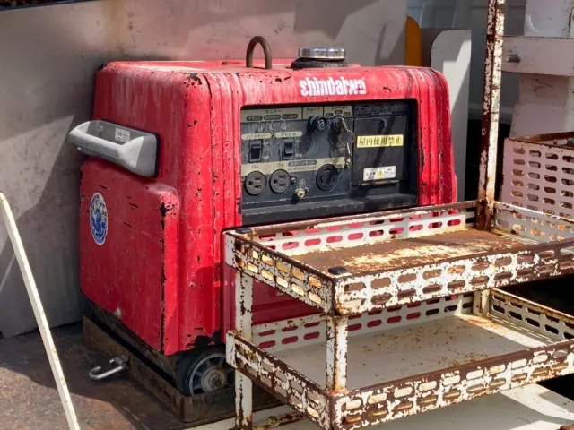 発電機が搭載されてます|いすゞ エルフ SKG-NKR85YN(2WD)の写真22