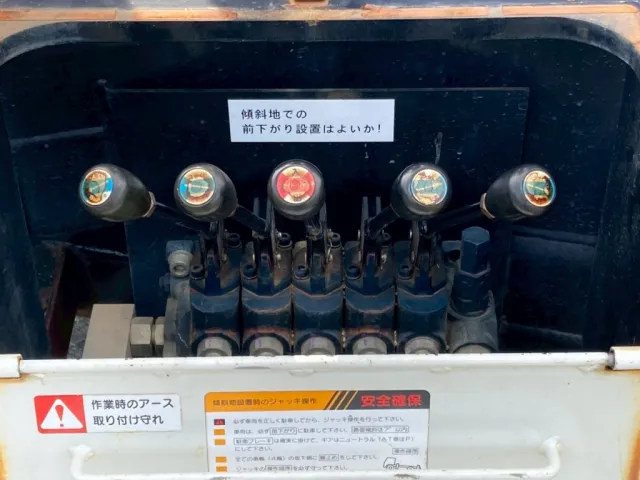 アウトリガー操作レバー|いすゞ エルフ SKG-NKR85YN(2WD)の写真23