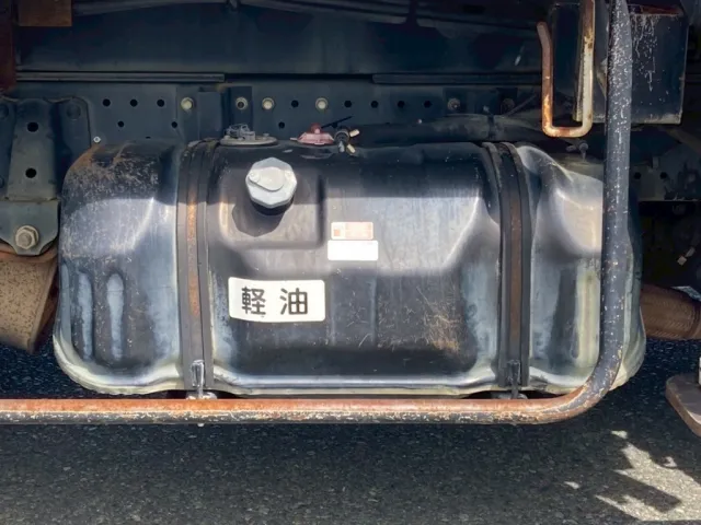 燃料タンクは63Lです|いすゞ エルフ SKG-NKR85YN(2WD)の写真27