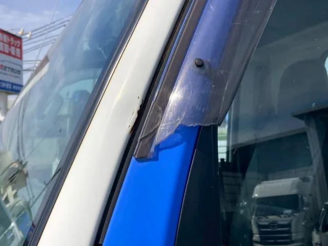 キャブ左側ピラーに凹みがあります（サイドバイザー割れ）|いすゞ エルフ SKG-NKR85YN(2WD)の写真29
