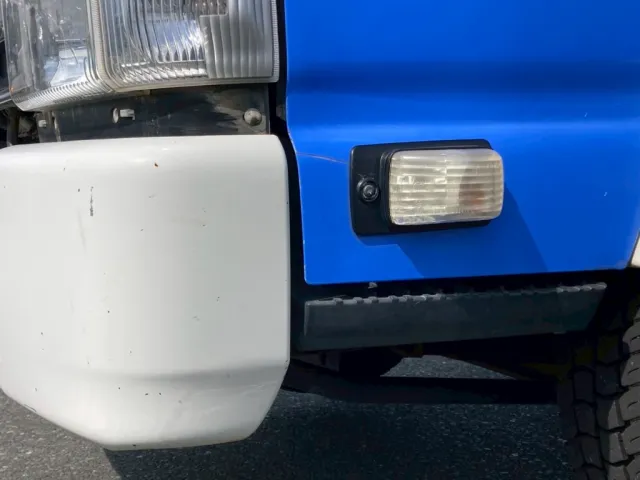 フロントバンバー左コーナー、ドア下部にすり傷が有ります|いすゞ エルフ SKG-NKR85YN(2WD)の写真30
