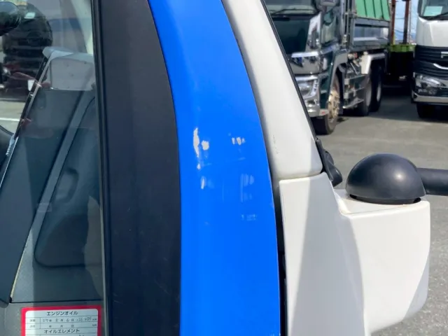運転席ドアピラーにすり傷があります|いすゞ エルフ SKG-NKR85YN(2WD)の写真31