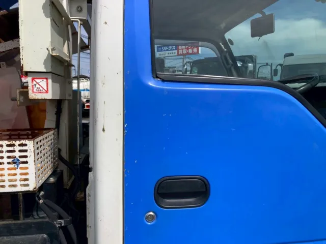 運転席ドア周辺にすり傷が有ります|いすゞ エルフ SKG-NKR85YN(2WD)の写真32