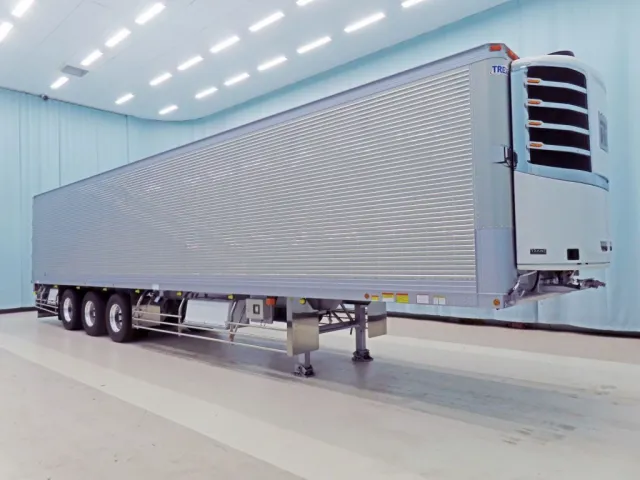 左右サイドバンパーは、ステンレス製です。|トレクス  VFR345の写真2