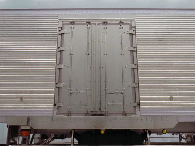 ボディー助手席側前方の観音式サイドドアは、蝶番・ハンマーロック・キャッチがステンレス製です。|トレクス  VFR345の写真12