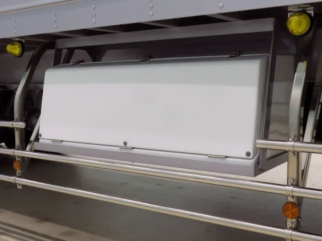 ボディー運転席側前方に工具箱が付いています。|トレクス  VFR345の写真26