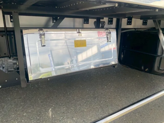 左側にステンレス工具箱が付いてます|三菱 ファイター 2KG-FK65F(2WD)の写真12