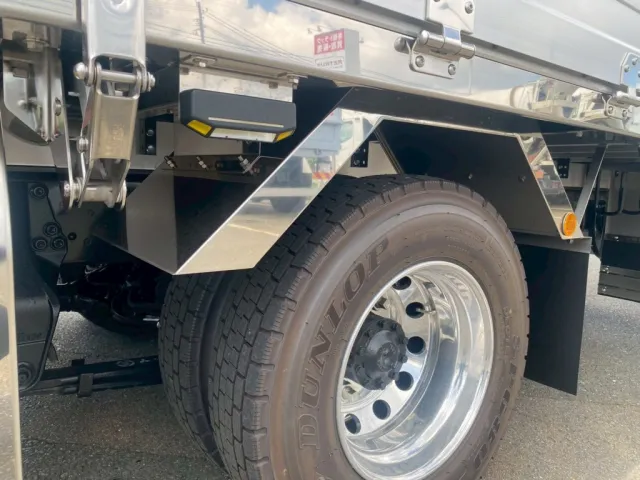 リアフェンダーはステンレスです|三菱 ファイター 2KG-FK65F(2WD)の写真14